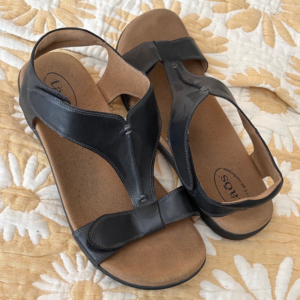 11W Taos Footwear The Show Black Leather Sandals